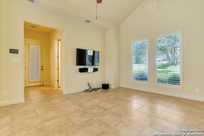 Building Photo - 4 Bedroom/4 Bath Champion Ridge Subdivision