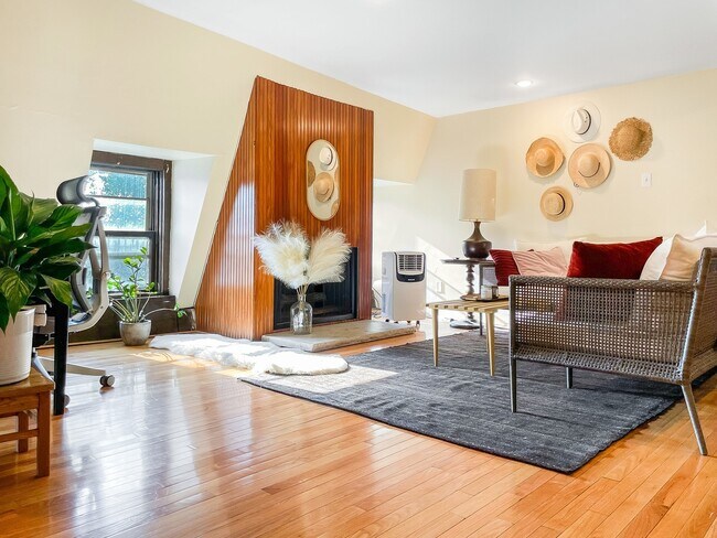 Living room # 3 (lofted) - 2156 W Pierce Ave