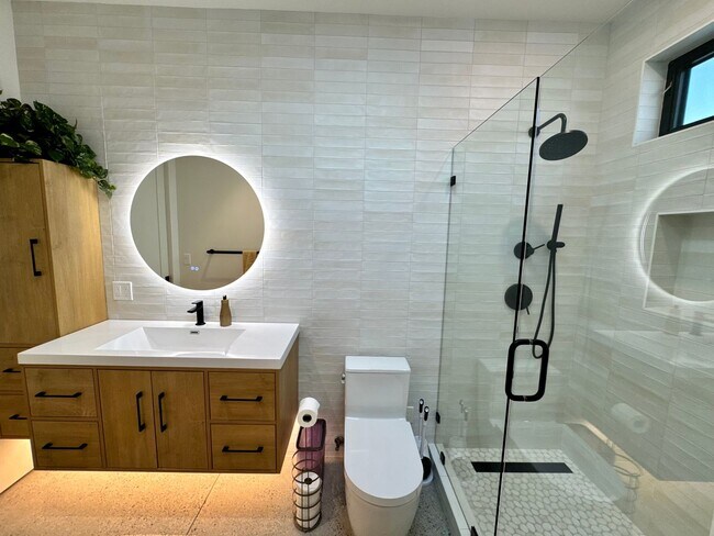 Building Photo - 1910 Raymond Ln