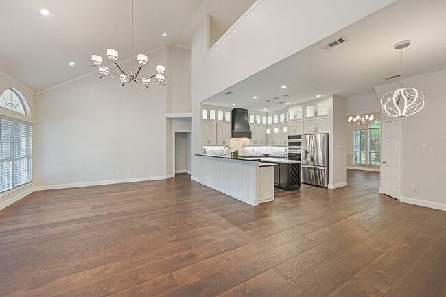 Building Photo - 711 Saratoga Dr