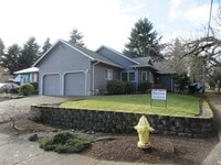 Building Photo - Great Three Bedroom in South Salem