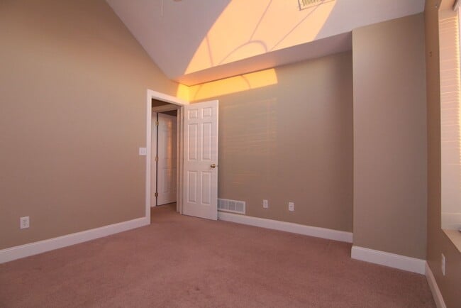Building Photo - Beautifully Renovated Large 4 bedroom Dupl...