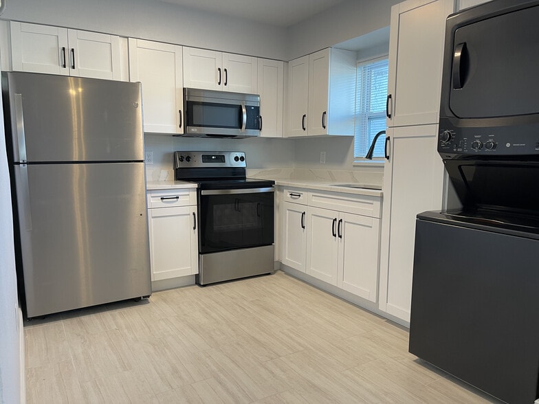 The Flats on 52nd Kitchen - The Flats on 52nd