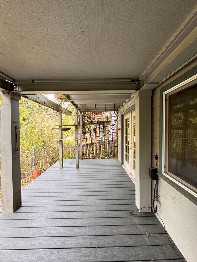 Building Photo - Beautiful Wedgwood Home with Flexible Living + 2nd Kitchen