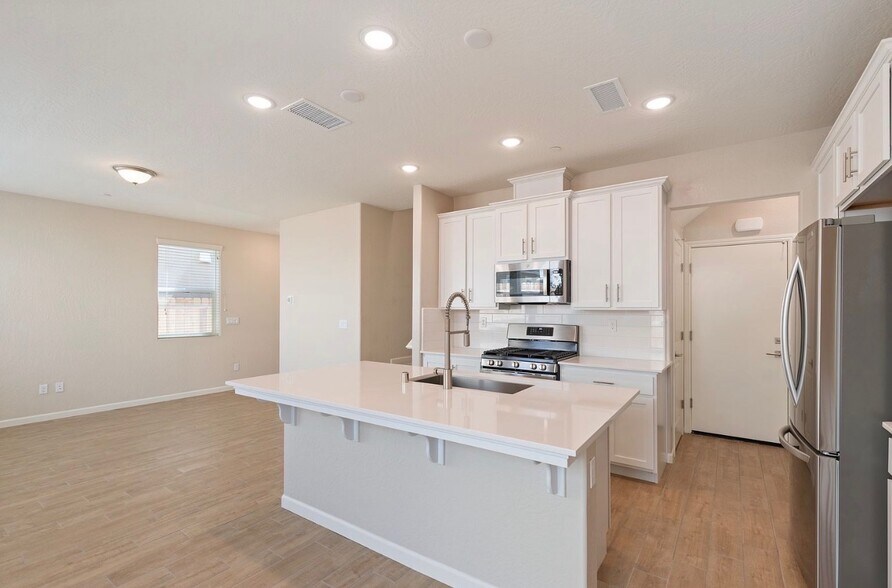 Building Photo - 1109 Royalty Way W