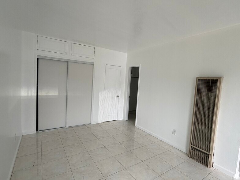 Building Photo - 907 W 27th St