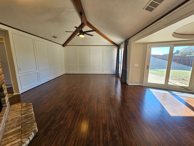 Building Photo - AVAILABLE NOW!