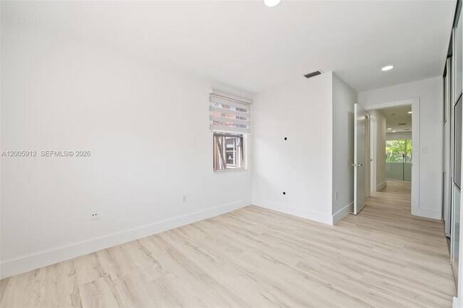 Building Photo - 21012 NE 34th Ct