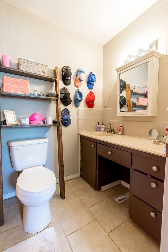 Building Photo - Updated and Spacious 4 Bedroom Home Near UofA! AVAILABLE IN JULY!!