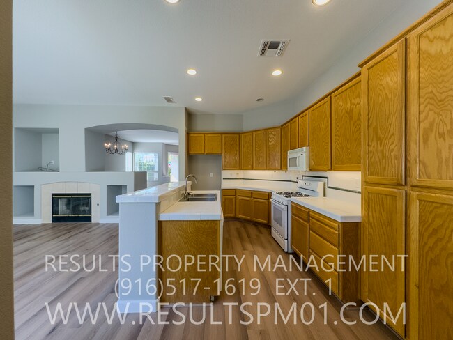 Building Photo - Lovely 4 bedroom Roseville home Olympus po...