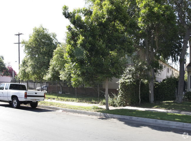 Building Photo - 6951 Simpson Ave