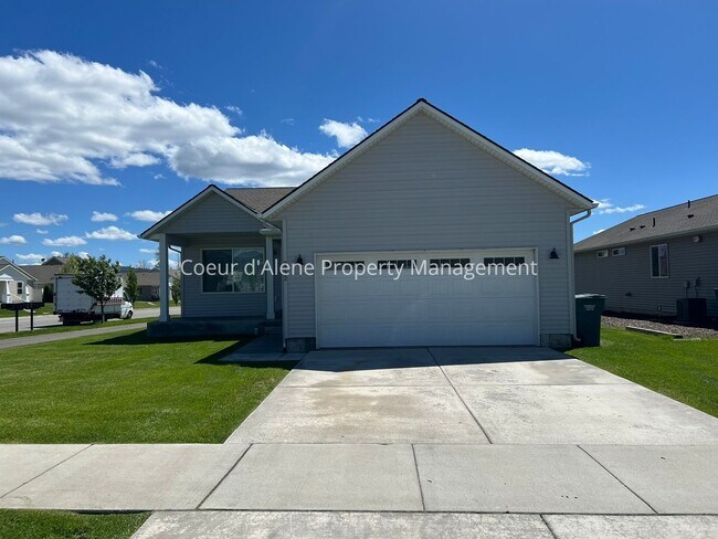 Building Photo - 3 bed house behind Crown Pointe Park!