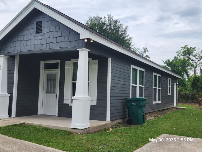 Building Photo - 3 bedroom / 2 bath in 77630. Immediate mov...