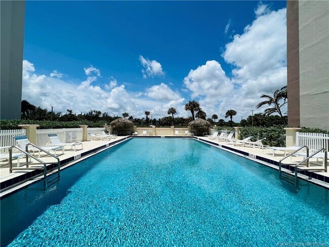 Building Photo - 10102 S Ocean Dr