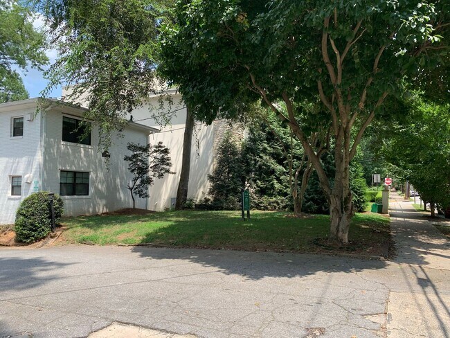 Building Photo - 1BR One Block from Piedmont Park! ~ Renovated!