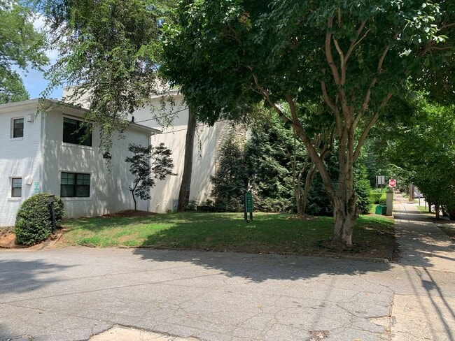 Building Photo - Top Floor - 1BR One Block from Piedmont Park! ~ Renovated!