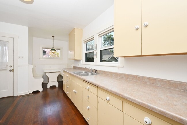 Building Photo - Charming 1BR/1BA Main Floor View Unit in Desired Neighborhood (Sunset Hill)