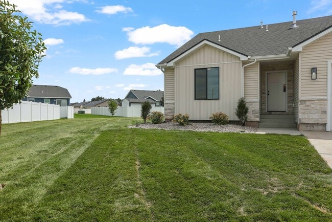 Building Photo - Brand New Idaho Falls Twin Home