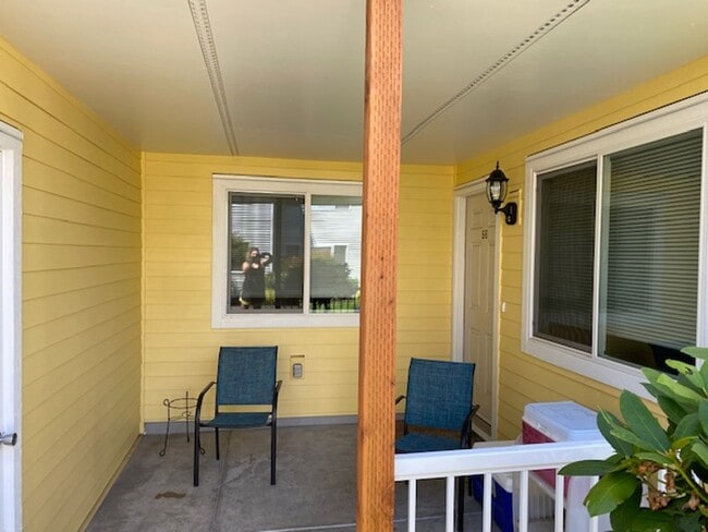 Building Photo - SINGLE LEVEL 2 BEDROOM CONDO