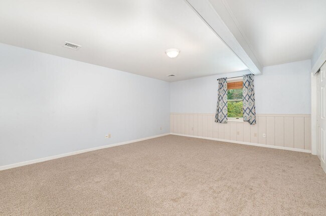 Building Photo - Spacious 3 bedroom Split level