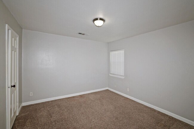 Building Photo - Cute home in Gables for rent~ 2 bed/1 bath