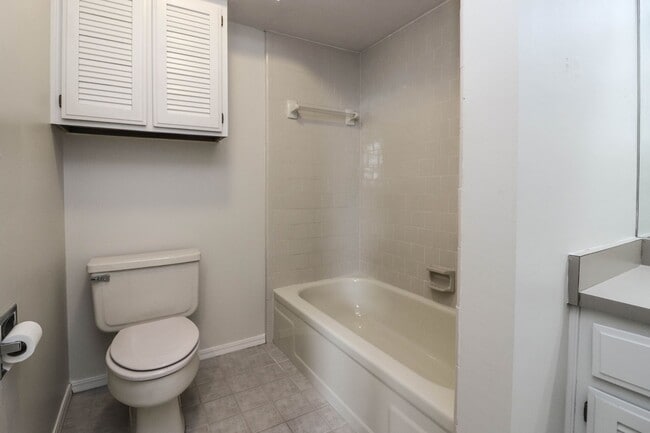 Building Photo - Lovely South Tulsa location close to shopping and restaurants