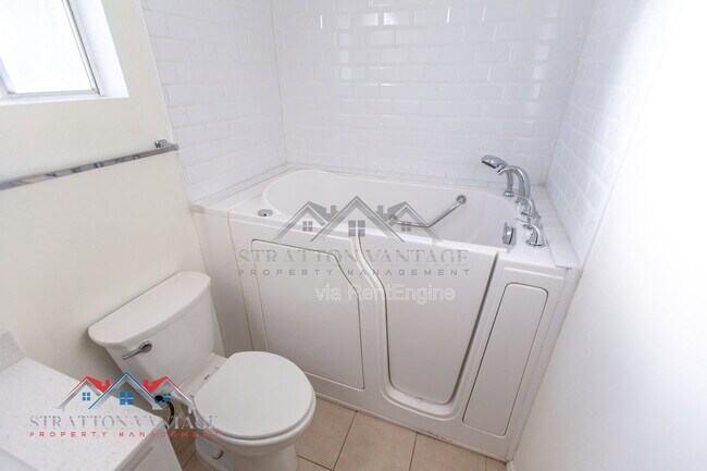 Building Photo - 5706 E Des Moines St