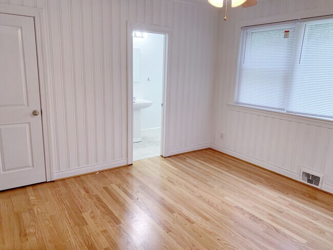 Building Photo - 3 Bed 2 Baths Grid home with fenced backya...