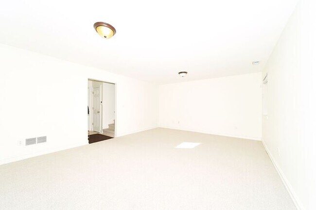 Building Photo - 2 Bedroom Townhome in Sycamore Springs