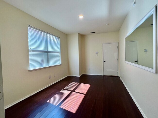 Building Photo - 9705 Hickory St