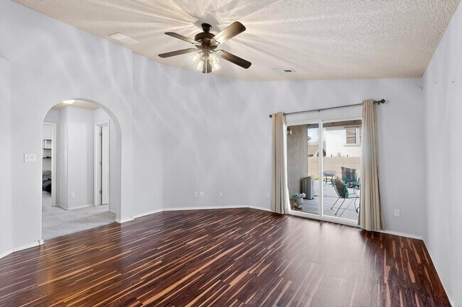 Building Photo - Montano Unser NW 3/4 bedroom 2/bath 2/Car garage