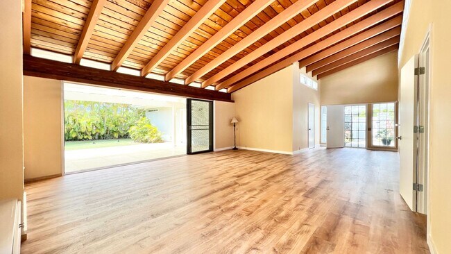 Building Photo - RARELY AVAILABLE 3 BEDROOM NEAR BEACH