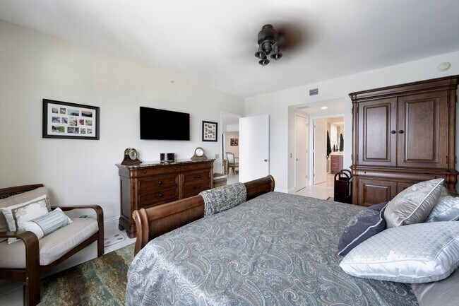 Building Photo - 2650 Lake Shore Dr