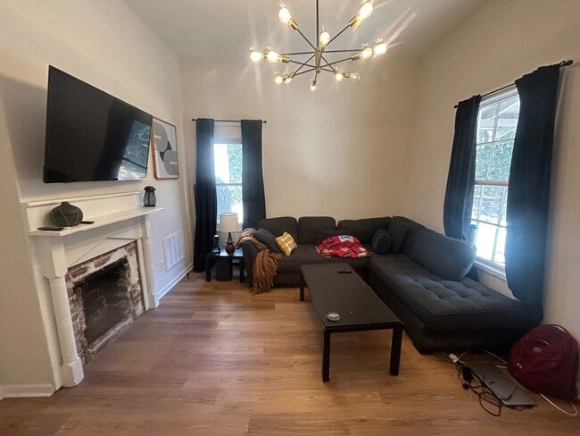 Building Photo - 827 Silver St