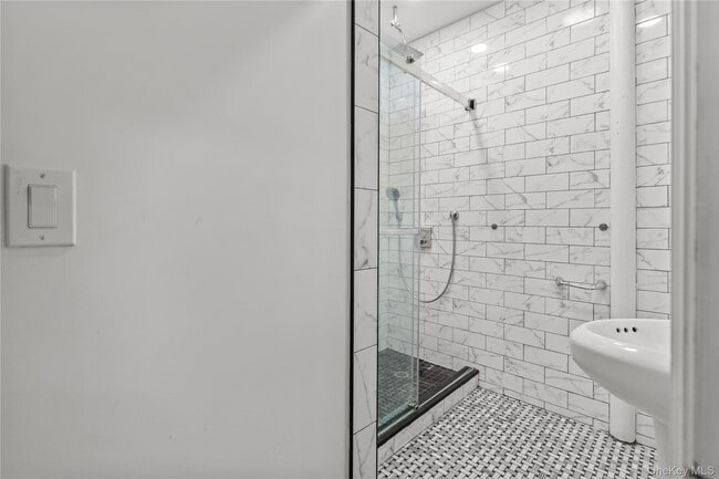 Building Photo - 220 E 116th St