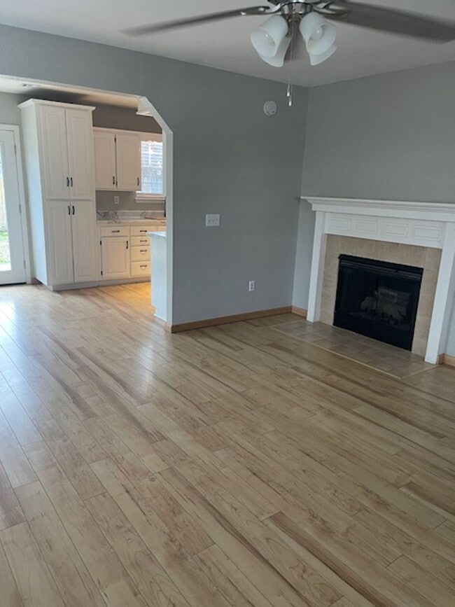 Building Photo - BEAUTIFUL HOME IN GREAT LOCATION! EASY ACC...