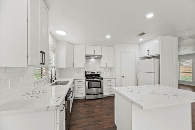 Building Photo - 15362 Meadow Village Dr