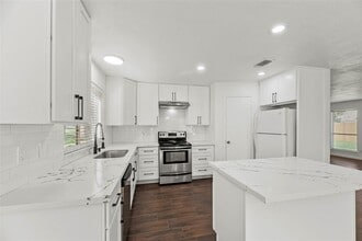 Building Photo - 15362 Meadow Village Dr