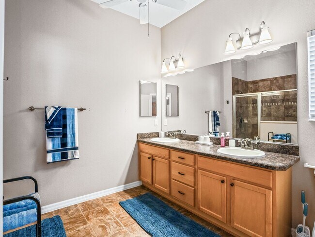 Building Photo - 3 bedroom 2 bath designer home