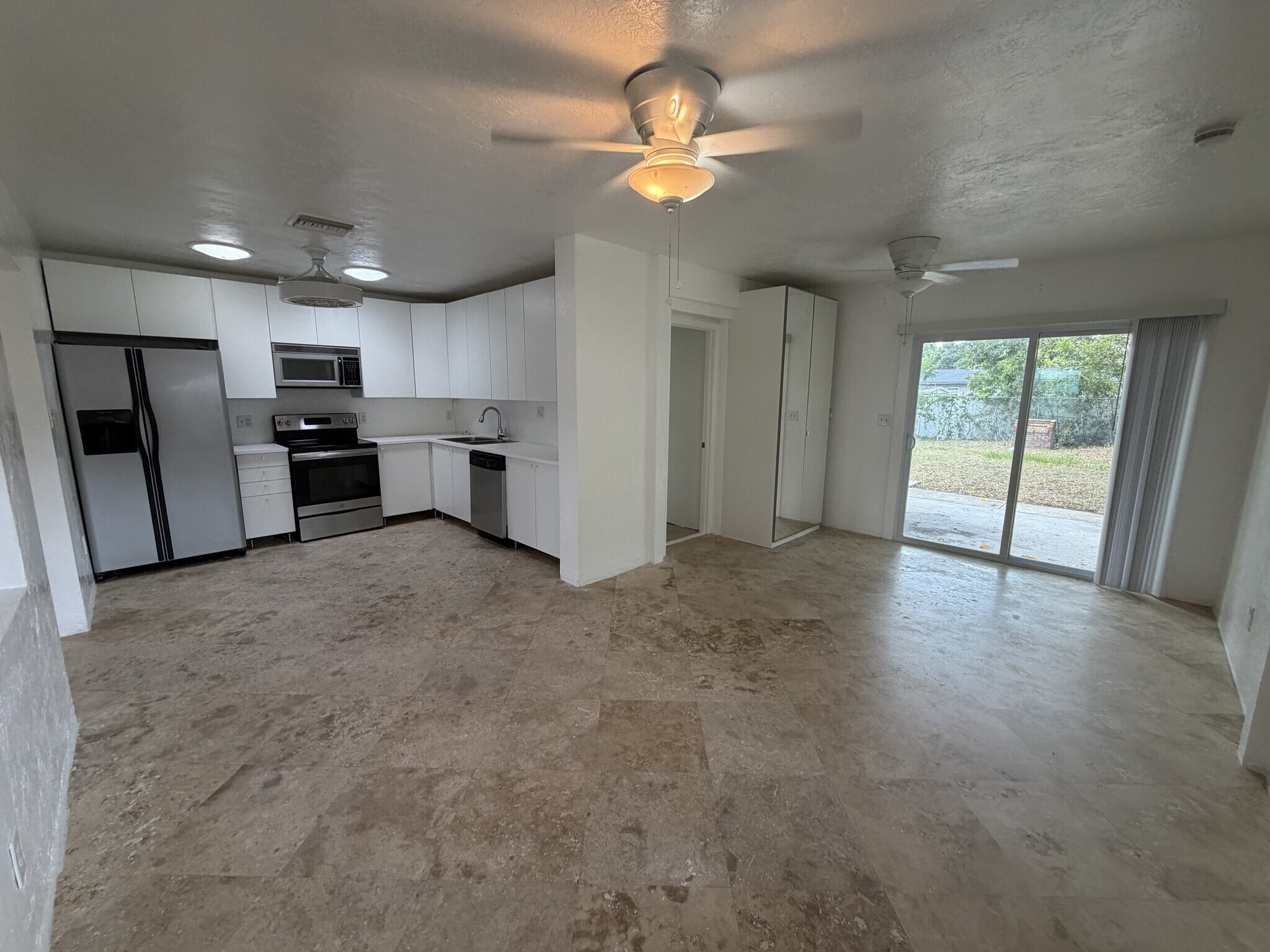 Building Photo - 3 Bed/3 Bath