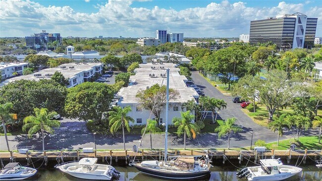 Building Photo - 6385 Bay Club Dr