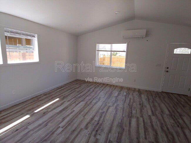 Building Photo - 921 NW Oak Ln