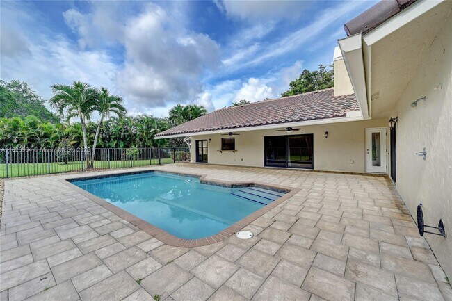 Building Photo - 7120 Hialeah Ln