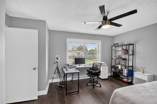 Building Photo - 812 NW 30th Ave