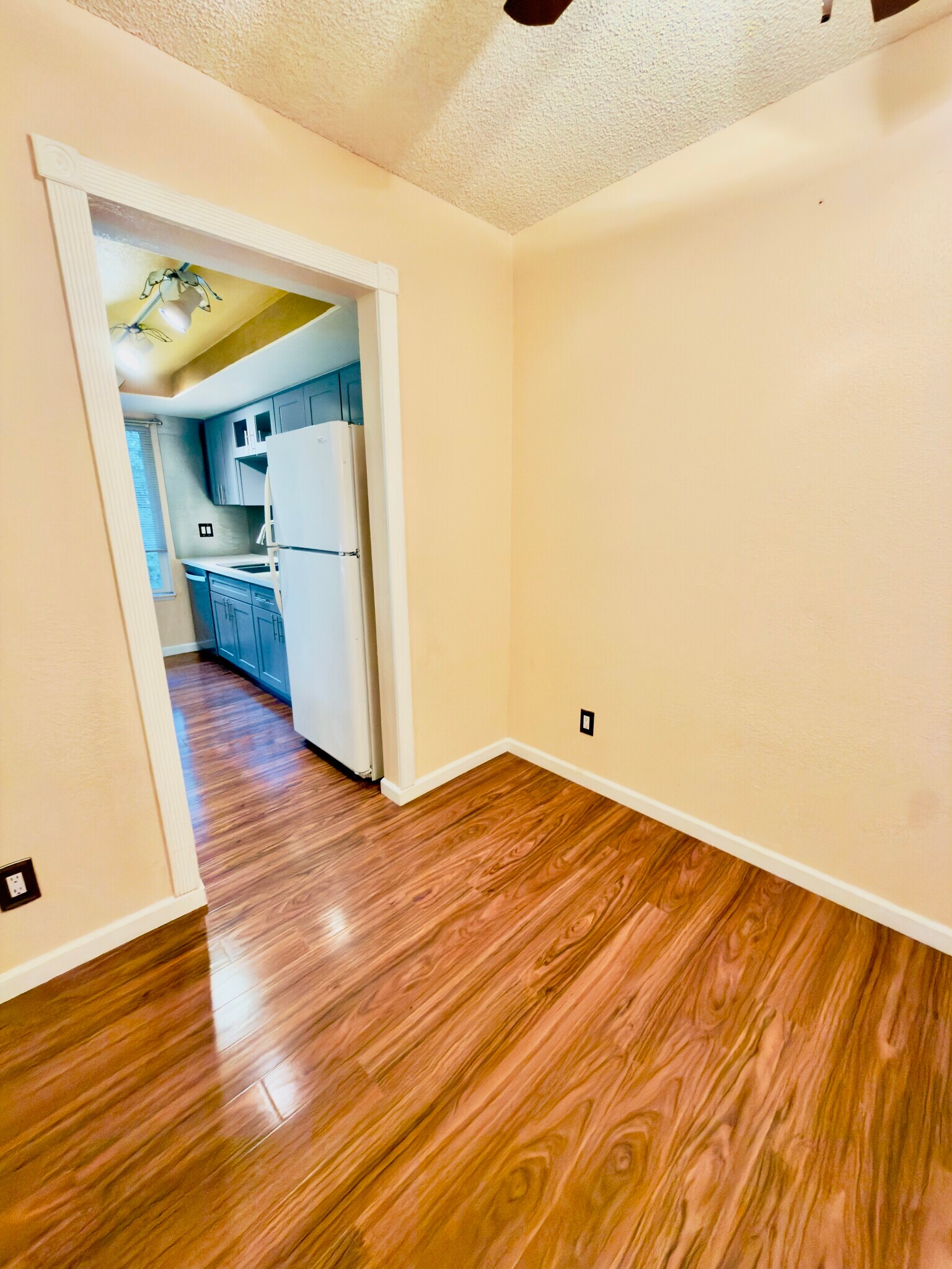 Building Photo - 4717 W Lake Sammamish Pky SE