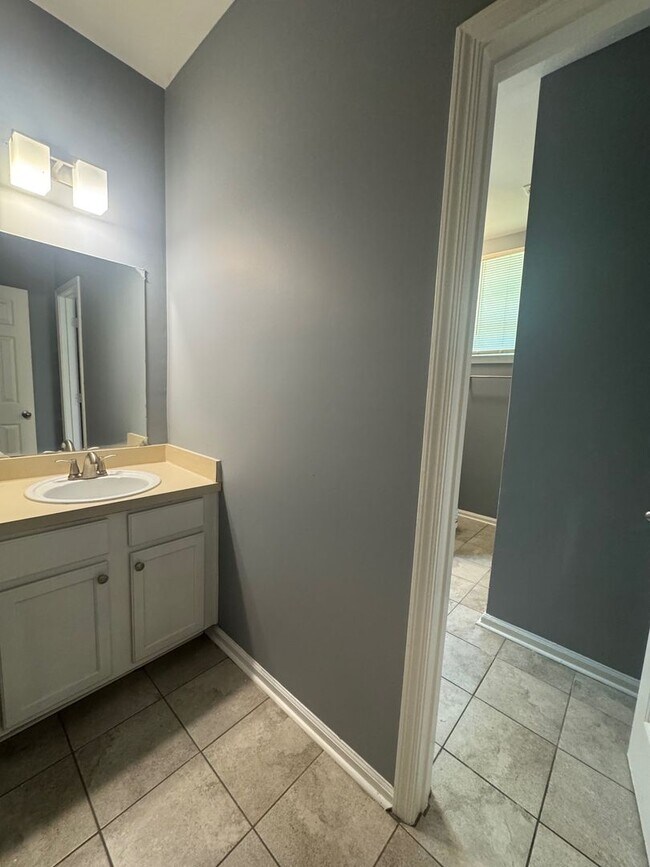Building Photo - 4bedroom with Master on the Main!