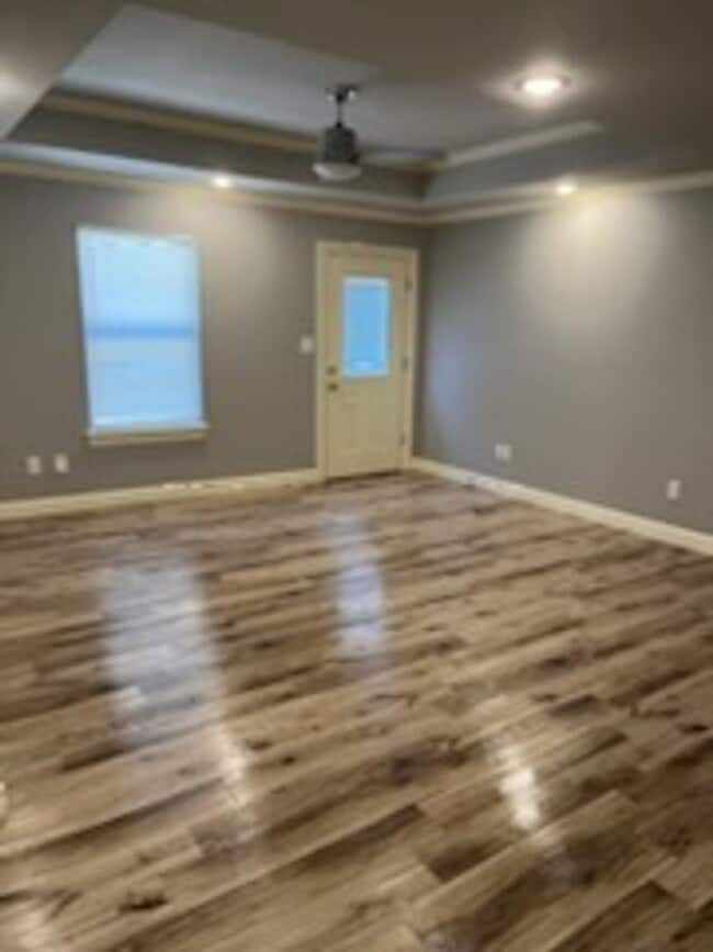 Building Photo - 3 bedroom Duplex with move in special