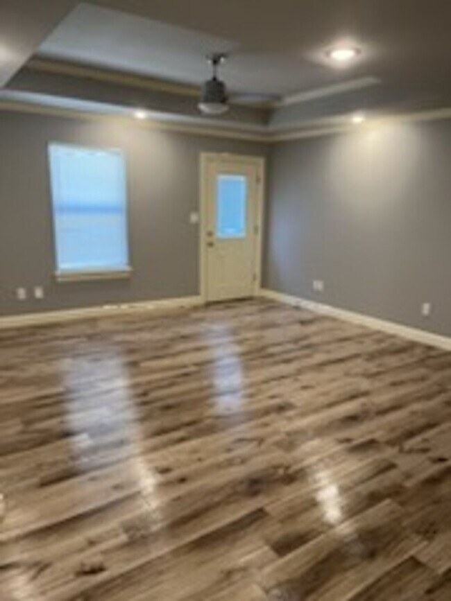 Building Photo - 9105 Chanel Pl
