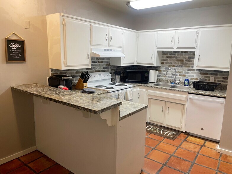 Building Photo - 2804 Truman St NE