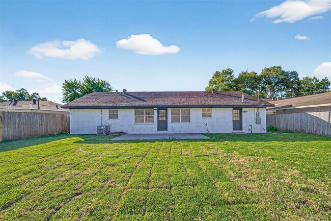 Building Photo - 9011 Landsdowne Dr